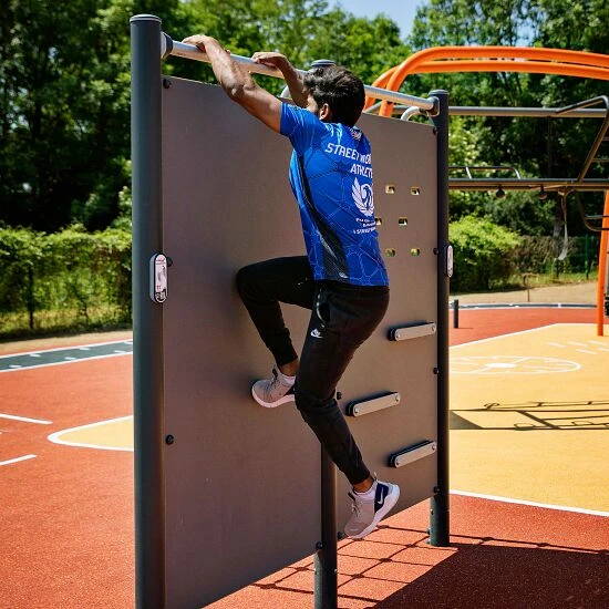 Kompan Outdoor-Fitnessgerät "Hinderniswand Mit Kletternetz" 4 Kompan Outdoor-Fitnessgerät "Hinderniswand Mit Kletternetz" – Bild 4