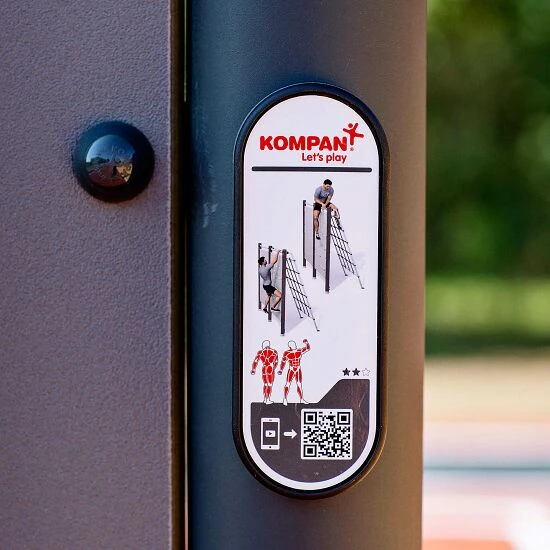 Kompan Outdoor-Fitnessgerät "Hinderniswand Mit Kletternetz" 5 Kompan Outdoor-Fitnessgerät "Hinderniswand Mit Kletternetz" – Bild 5