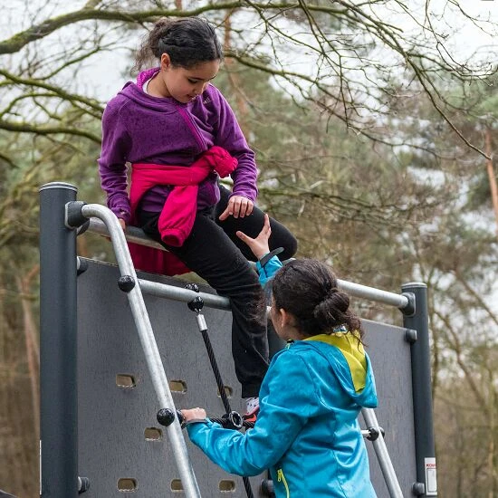 Kompan Outdoor-Fitnessgerät "Hinderniswand Mit Kletternetz" 9 Kompan Outdoor-Fitnessgerät "Hinderniswand Mit Kletternetz" – Bild 9